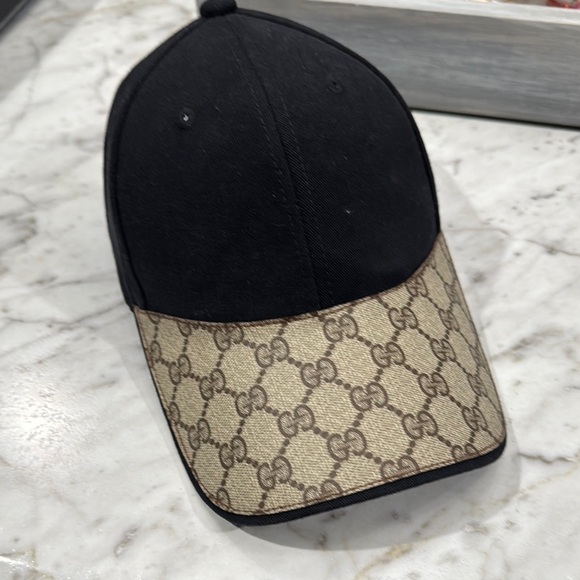 Gucci Other - Gucci Black and Beige cap